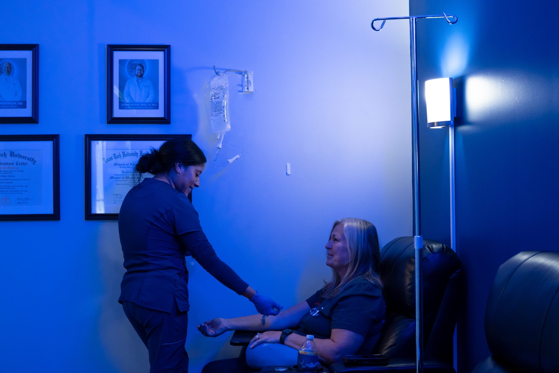 iCRYO Highland Village guest receiving NAD+ therapy with RN supervision